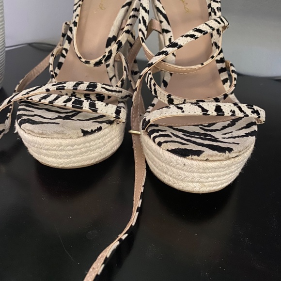 Sandals - Picture 8 of 8